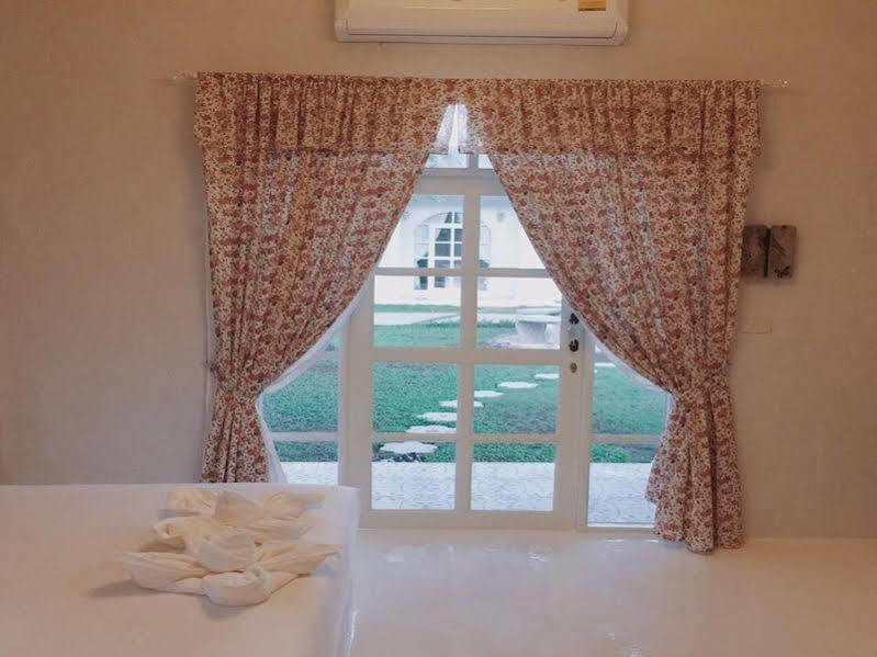 Villa La Flora Kanchanaburi Esterno foto