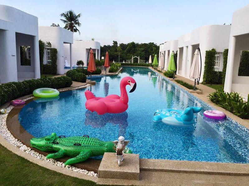 Villa La Flora Kanchanaburi Esterno foto