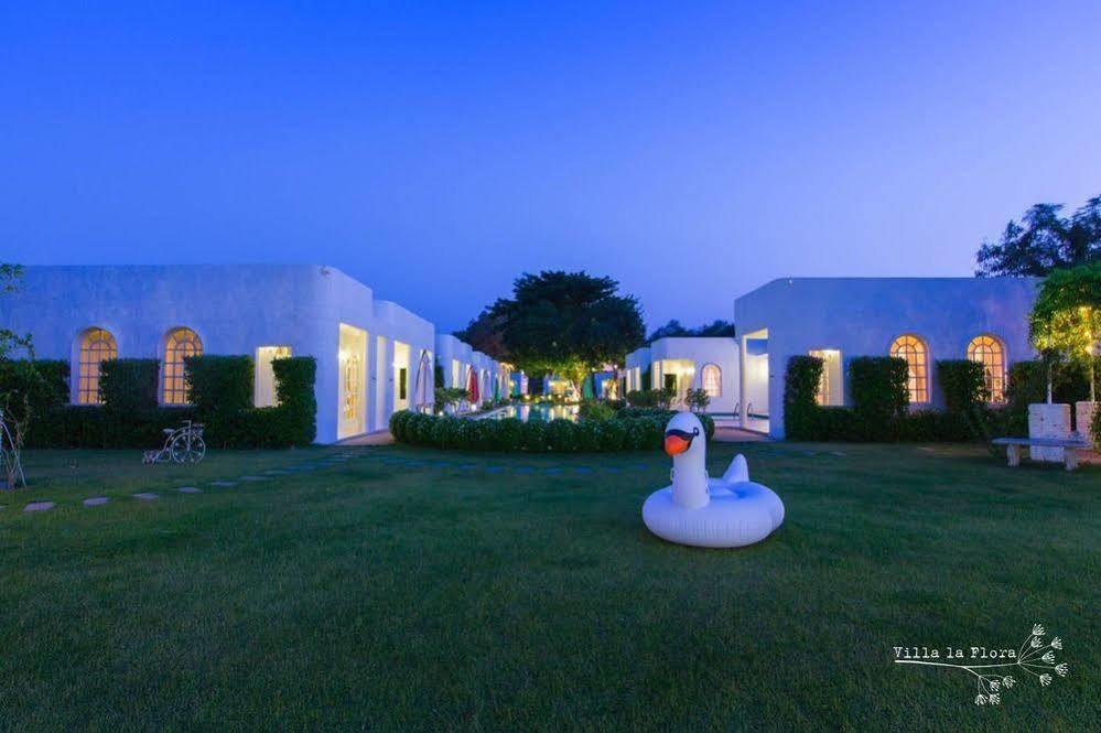 Villa La Flora Kanchanaburi Esterno foto